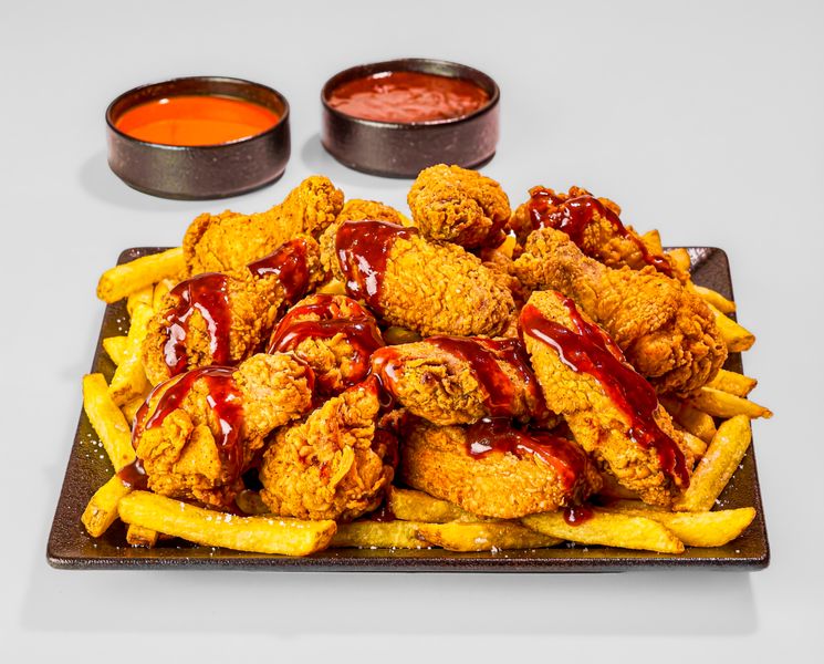 Crispy chicken wings with buffalo sauce