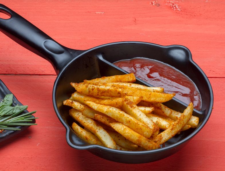 Crispy seasoned fries with aioli dip